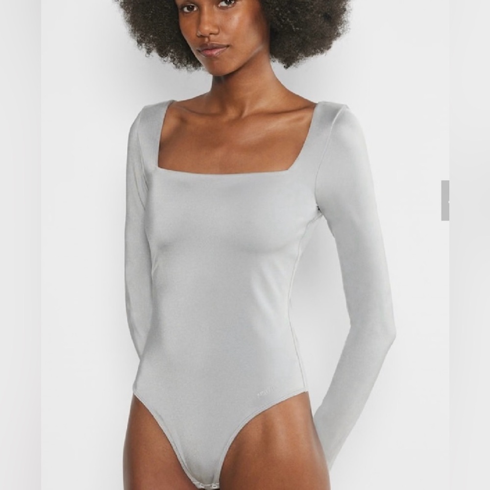 Aritzia Contour Metallic Square Longsleeve
Bodysuit in Platinum Chrome